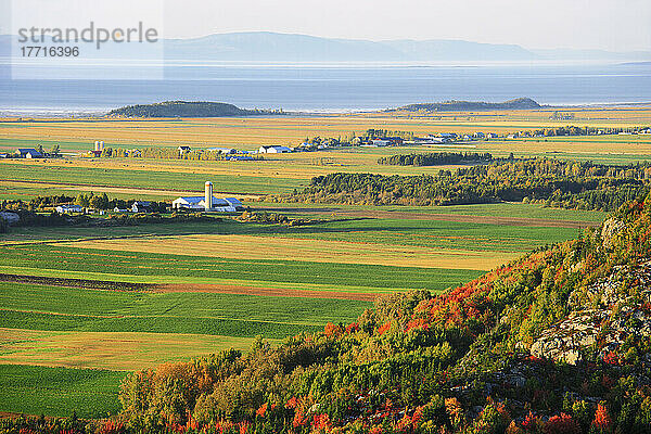 Auswahl des Künstlers: Blick auf Berge  Bauernhof  Felder und den Sankt-Lorenz-Strom bei Sonnenuntergang  Region Bas-Saint-Laurent  Saint-Pascal  Quebec