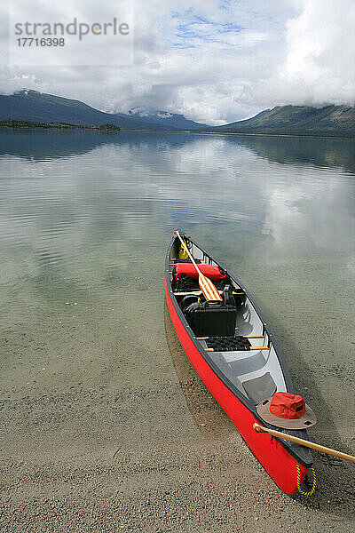 Kanu mit Reisegepäck auf dem Kusawa-See  Yukon