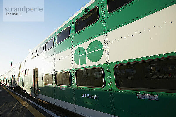 Go Zug an der Barrie Station in der Morgendämmerung; Barrie  Ontario  Kanada