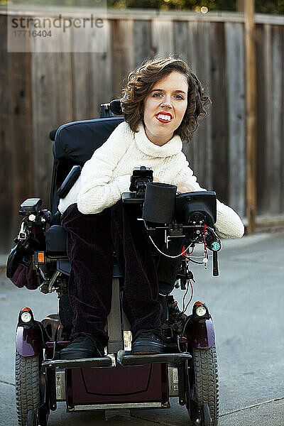 Eine behinderte Frau sitzt in ihrem Rollstuhl; San Francisco  Kalifornien  USA