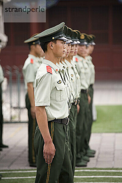 Chinesische Polizei führt eine morgendliche Übung und Inspektion vor dem Tor zur Verbotenen Stadt in Peking durch