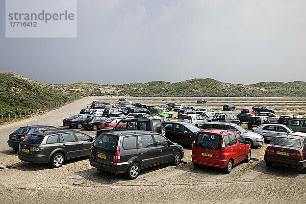 Parkplatz in Sanddünen an der Nordsee  Holland