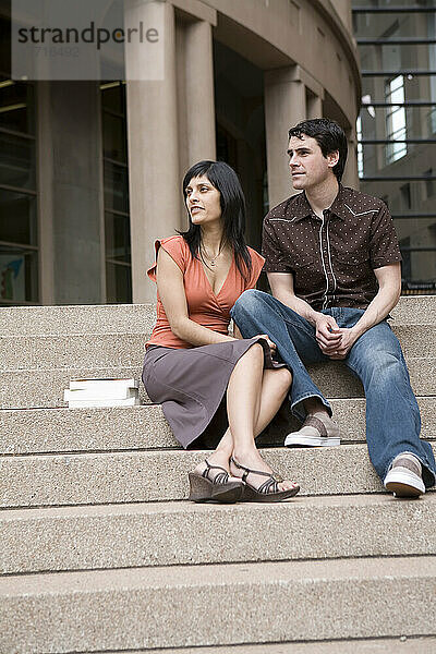 Paar  das auf den Stufen vor der öffentlichen Bibliothek sitzt  Vancouver  British Columbia