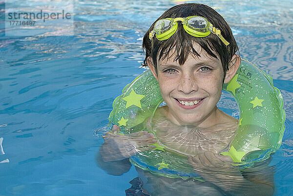 Porträt eines Jungen in einem Schwimmbad  Victoria  British Columbia