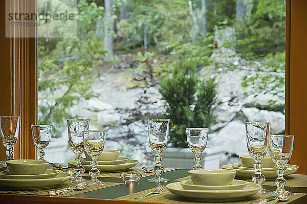 Gedeckter Tisch im Haus mit Bergblick; Whistler  British Columbia  Kanada