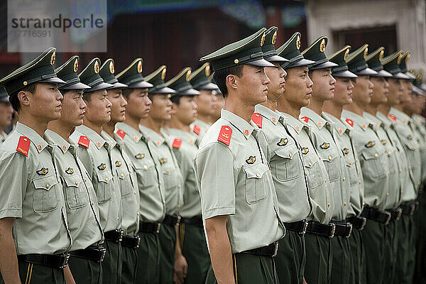 Chinesische Polizei führt eine morgendliche Übung und Inspektion vor dem Tor zur Verbotenen Stadt in Peking durch