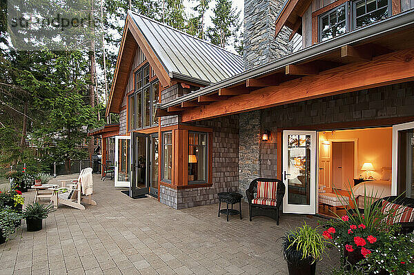 Innenhof eines Hauses an der Westküste; Mayne Island  British Columbia  Kanada