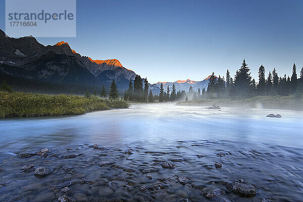 Sonnenaufgang am Elk River im Elk Lakes Provincial Park; British Columbia  Kanada