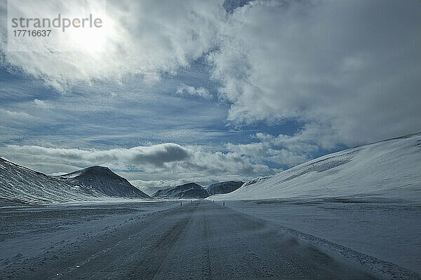 Winterliches Fahren entlang der Ringstraße in der Nähe des Myvatn-Sees  Nordisland; Island