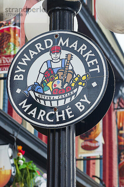 Buntes Schild für den Byward Market  montiert an einem Laternenpfahl; Ottawa  Ontario  Kanada