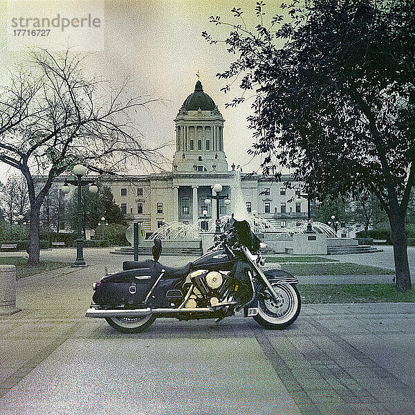 Vor dem Manitoba Legislative Building geparktes Motorrad; Winnipeg  Manitoba  Kanada