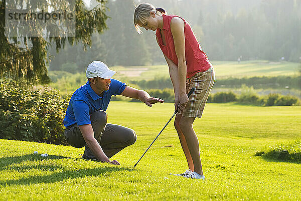 Duncan Savage  Golfprofi  unterrichtet eine Lektion auf dem Whistler Golfplatz; Whistler  British Columbia  Kanada