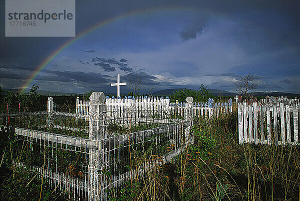 Regenbogen über dem Friedhof in Pelly Crossing  Yukon