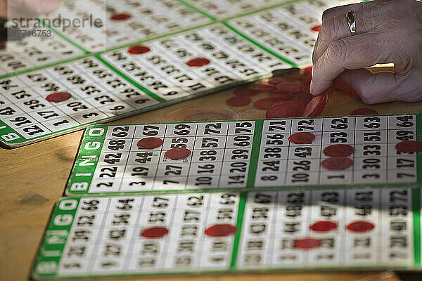 Frau beim Bingo spielen