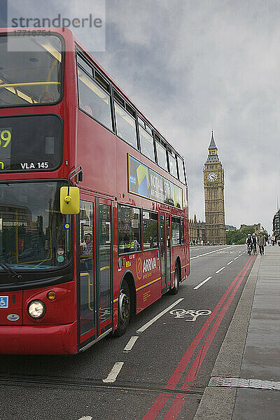 Doppeldeckerbus auf der Westminster Bridge und Big Ben; London  England