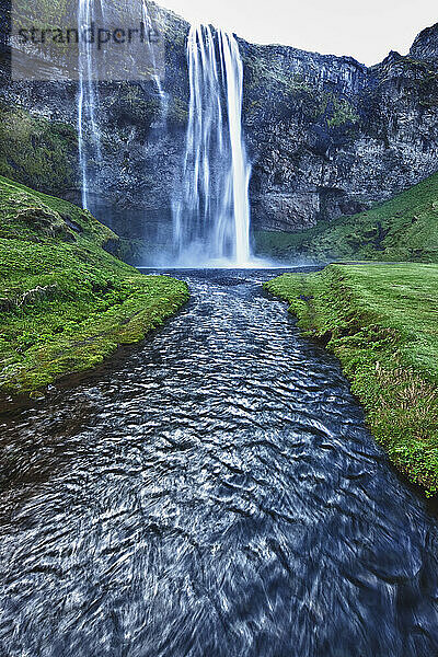 Der Wasserfall Seljalandsfoss entlang der Südküste; Island