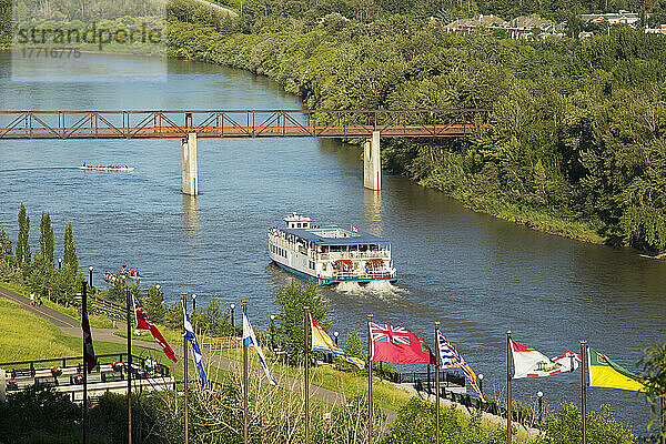 Das Edmonton Queen Riverboat mit Ruderern auf dem North Saskatchewan River; Edmonton  Alberta  Kanada