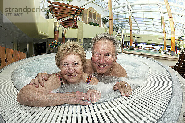 Älteres Paar entspannt sich im Whirlpool auf einem Kreuzfahrtschiff