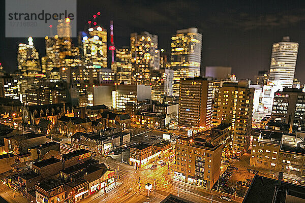 Skyline der Stadt bei Nacht; Toronto Ontario Kanada