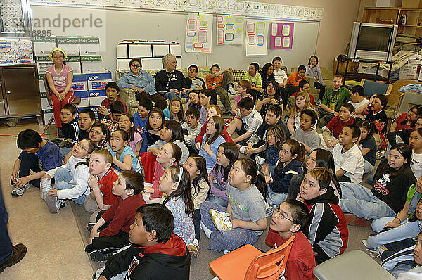 Klassenzimmer mit Kindern  die eine Präsentation anschauen  Cambridge Bay  Nunavut