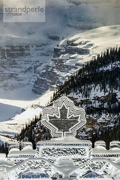Kanadische Ahornblatt-Eisskulptur vor dem Hintergrund eines schneebedeckten Berges im Banff National Park; Lake Louise  Alberta  Kanada