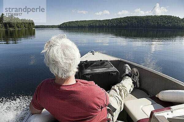 Älterer Mann entspannt sich beim Bootfahren  Algonquin Park  Ontario