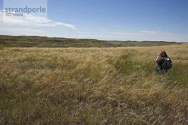 Frau  die im Ostblock des Grasslands National Park Fotos macht; Saskatchewan  Kanada