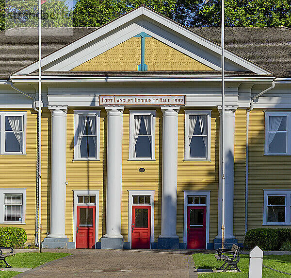 Die 1932 errichtete Fort Langley Community Hall mit ihrer gelben Fassade  den weißen Säulen und roten Türen; Langley  British Columbia  Kanada