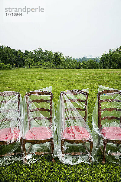 Stühle Zu Verkaufen Mit Plastik Bedeckt