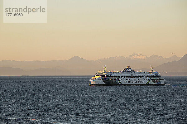 Fähre in der Straße von Georgia zwischen Tsawwassen und Swartz Bay auf Vancouver Island; British Columbia  Kanada