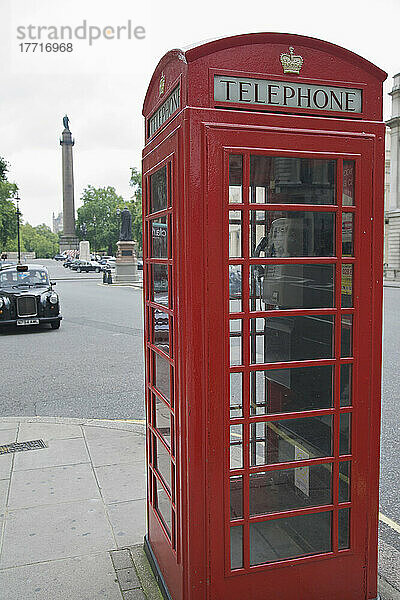 Altmodische rote Telefonzelle; London  England