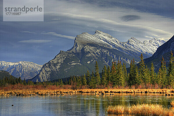 Künstler-Auswahl: Mt. Rundle und Vermillion Lakes im Herbst  Banff National Park  Banff  Alberta