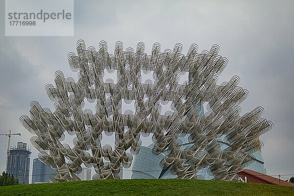 Forever Bicycles von Ai Weiwei  eine Skulptur in The Forks in Winnipeg; Winnipeg  Manitoba  Kanada