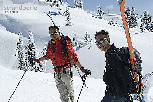 Skifahrer  die unterhalb des First Pump Peak am Mount Seymour stehen  Mount Seymour Provincial Park  Vancouver  British Columbia