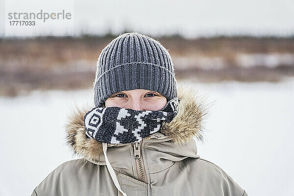 Nahaufnahme einer Frau  die sich für das kalte Wetter einpackt; Churchill  Manitoba  Kanada