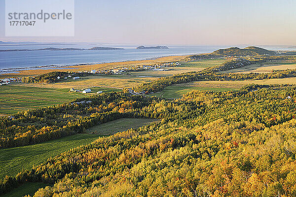 Auswahl des Künstlers: Blick auf das Dorf Kamouraska und den Sankt-Lorenz-Strom bei Sonnenuntergang  Region Bas-Saint-Laurent  Quebec