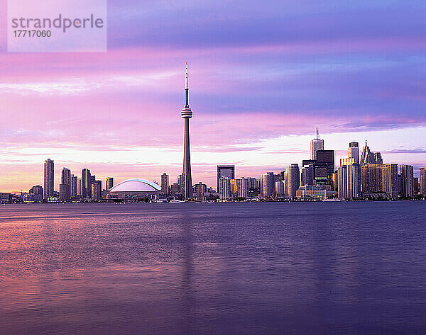 Skyline in der Abenddämmerung  Toronto  Ontario