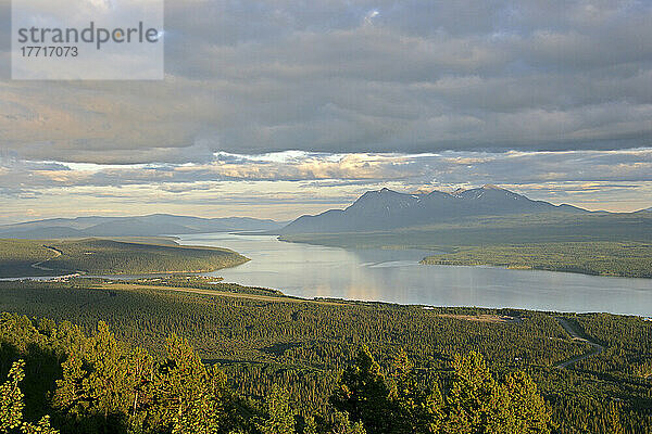 Wolken über dem Teslin Lake und dem Alaska Highway  Yukon