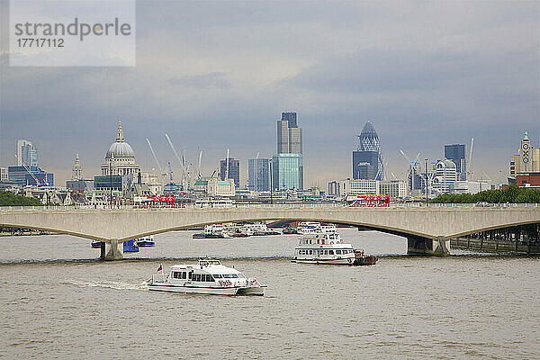 Skyline und Waterloo-Brücke von der Millennium-Brücke aus gesehen; London  England