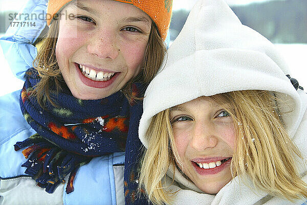 Zwei junge Mädchen lächelnd draußen im Winter  Quebec
