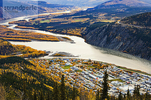 Auswahl des Künstlers: Dawson City und Yukon River bei Sonnenuntergang  Yukon