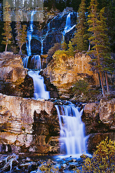 Wahl des Künstlers: Tangle Falls in der Abenddämmerung  Jasper National Park  Alberta