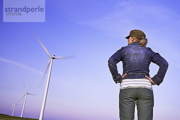 Auswahl des Künstlers: Frau blickt in Richtung Windkraftanlagen  St. Leon  Manitoba