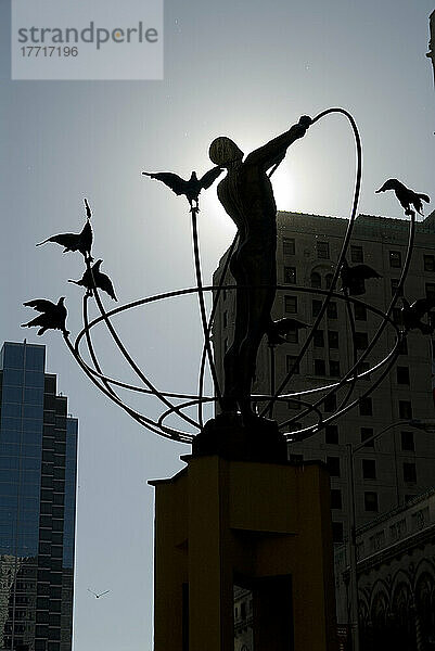 Silhouette von Francesco Perillis Denkmal für Multikulturalismus vor der Union Station in der Front Street  Toronto  Ontario