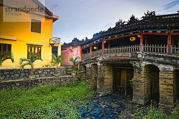 Überdachte Fußgängerbrücke über einen Bach in der alten Stadt Hoi An; Provinz Quang Nam-Danang  Vietnam