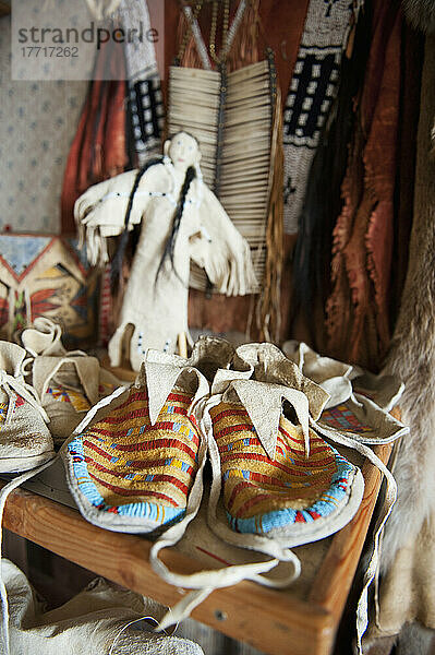 Traditionelle Kleidung der amerikanischen Ureinwohner  einschließlich Schuhe; Rossburn  Manitoba  Kanada
