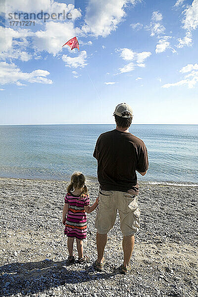 Vater und Tochter lassen am Ontariosee einen Drachen steigen; Ontario  Kanada
