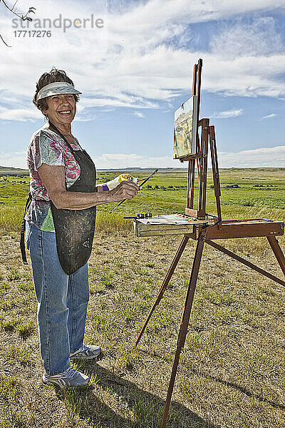 Frau malt die Landschaft im Grasslands National Park  Saskatchewan  Kanada