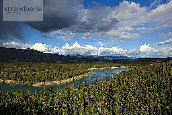 Der Yukon-Fluss fließt durch das Tal in der Nähe von Whitehorse; Yukon  Kanada