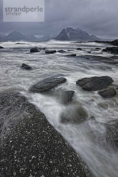 Stürmischer Himmel und raue See schlagen an die Küste von Gjogur  Strandir-Küste; Westfjorde  Island